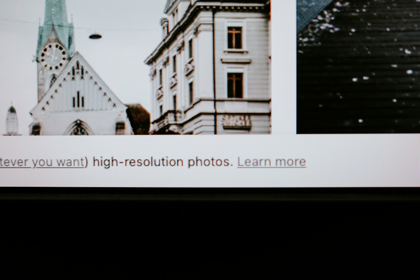 Computerbildschirm zeigt eine Galerie von Architekturaufnahmen und Text.